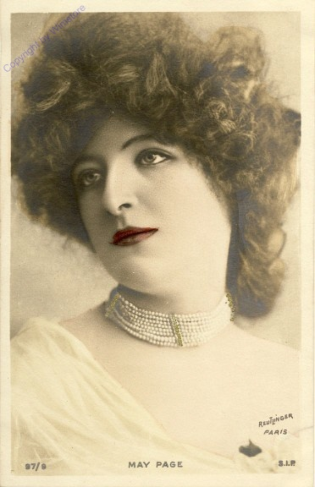 Ein altes Foto einer Frau in einem weißen Kleid und einer zarten Kette mit sanftem Gesichtsausdruck und klassischem Hairstyling, das ein Wasserzeichen trägt.