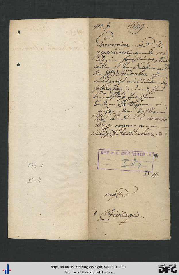Offenes Buch mit handgeschriebener Schrift auf altem Papier, das deutsche Bundeswappen am unteren Rand zeigt.