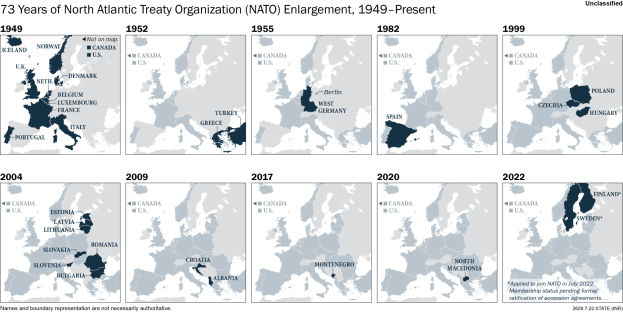 Karte veranschaulicht die Erweiterung der NATO von 1949 bis heute, wobei die Regionen farblich nach dem Jahr des Beitritts unterteilt sind und ein Titel zusätzliche Kontextinformationen liefert.