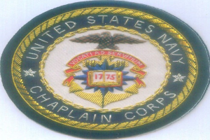 Ein rundes Patch mit einem blauen Hintergrund und weißem Rand, das den Text 'United States Navy Chaplain Corps' in weiß zeigt, in der Mitte zentriert.