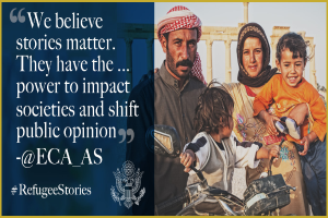 Ein Plakat mit einem Mann, einer Frau und zwei Kindern, die rechts lächeln, mit Text und Logo links, das besagt: "Wir glauben, dass Geschichten wichtig sind, sie haben die Kraft, Gesellschaften zu beeinflussen und öffentliche Meinung zu verändern @ECA AS."