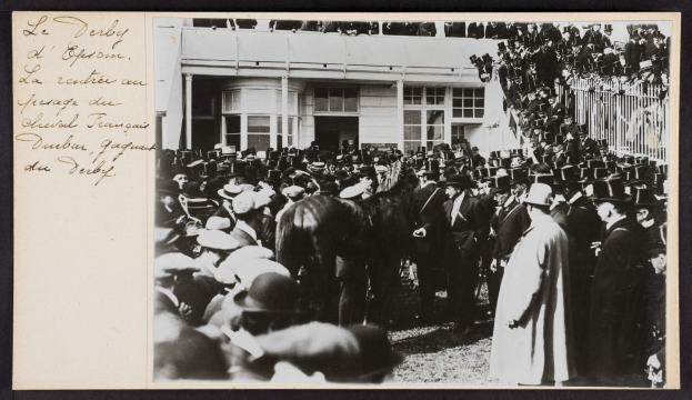 Schwarzes und weißes Foto einer Menge um ein Pferd vor einem Gebäude, mit Text auf der linken Seite, der "Le Derby d'Epsom, le centrier au ferrage du cheval français duuban gagman du derby" lautet.