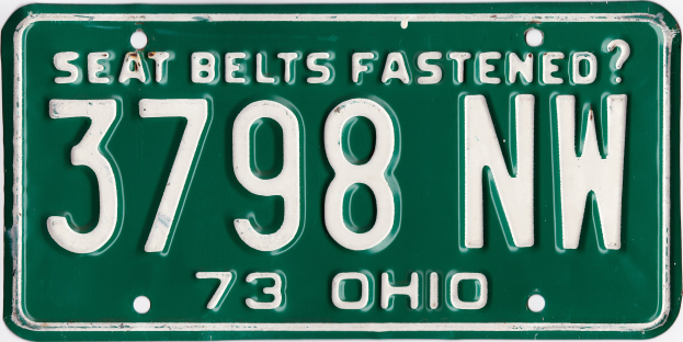 Grüner Ohio Nummernschild mit 'Sicherheitsgurte angelegt?' Text auf weißem Hintergrund.