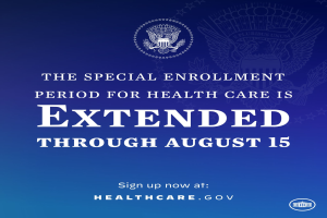 Plakat mit Text und Logo, auf dem steht: "Die spezielle Anmeldephase für die Gesundheitsversorgung ist bis zum 15. August verlängert."