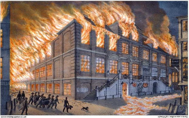 Großes Gebäude steht in Flammen, Menschen gehen drum herum, Fenster und Treppe mit Geländer sind zu sehen, Text unten.