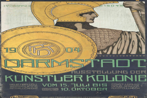 Ein Plakat, das ein 1904er Konzert in Berlin, Deutschland ankündigt, zeigt eine Person in einem Helm, die ein Schild hält, mit 'Darmstadt' und 'Künstlerkolonie' in fetter Schrift.