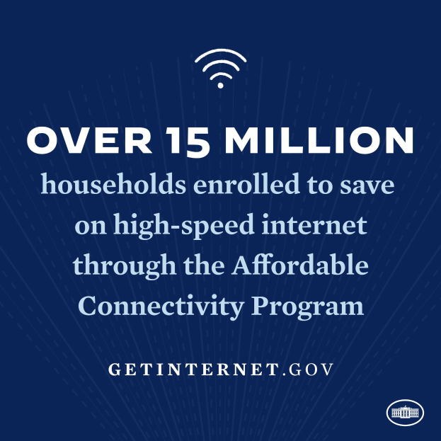 Plakat zur Förderung des erschwinglichen Connectivity-Programms mit Text, der besagt, dass über 15 Millionen Haushalte eingeschrieben sind, um bei High-Speed-Internet zu sparen, und einem Logo.