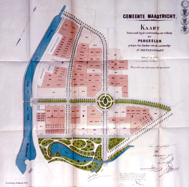 Ein detaillierter Stadtplan auf Papier mit beschrifteten Straßen, Gebäuden und Sehenswürdigkeiten, begleitet von Text, der zusätzliche Stadtinformationen liefert.