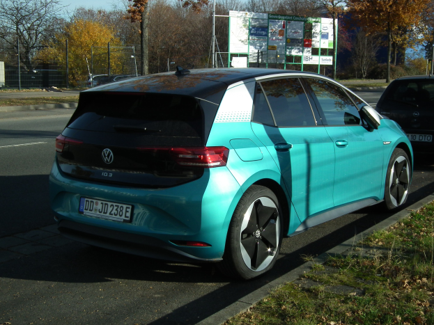 POL-KLE: Kevelaer - Unbekannter Fahrer fährt in Twisteden Verkehrszeichen und flieht in blauem VW Golf gesucht