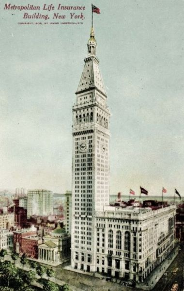 Alte Ansichtskarte des Metropolitan Life Insurance Building in New York City, die eine Stadtansicht mit Gebäuden, Bäumen und Fahrzeugen zeigt und den Text "Metropolitan Life Insurance" oben trägt.
