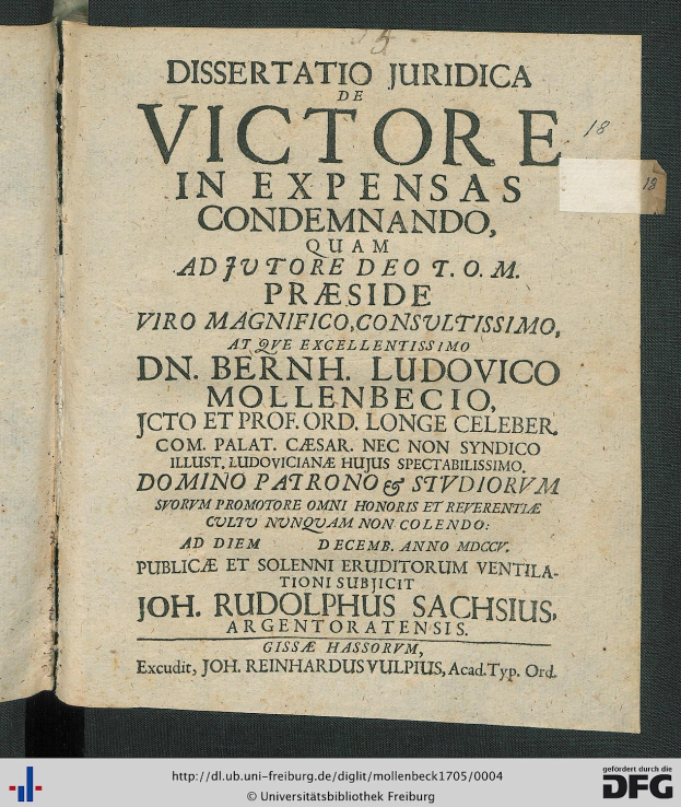 Offenes Buch mit dem Titel "Dissertation Juridica de Victore in Expensas Condemando" mit sichtbaren Textseiten, wahrscheinlich eine Sammlung von rechtlichen oder gerichtlichen Dokumenten.