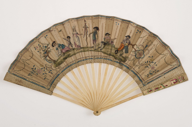 Ein dekorativer Fächer mit einem farbenfrohen Bild von tanzenden Menschen gegen einen weißen Hintergrund.