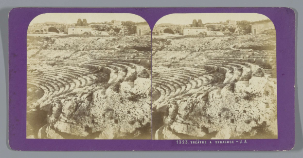 Schwarze und weiße stereoskopische Ansichten des antiken Amphitheaters in Syrakus, die Sitzreihen aus Stein, umgebende Gebäude, Bäume und Himmel zeigen.