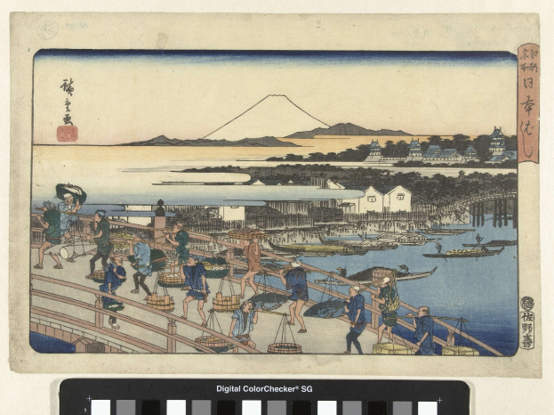Utagawa Hiroshiges Holzschnitt von Mt. Fuji aus der Serie Fifty-Three Stations of the Tokaido River, der Menschen auf einer Brücke, Boote, Gebäude, Bäume, Hügel und Text unten zeigt.