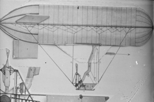 Eine detaillierte Schwarz-Weiß-Zeichnung eines Luftschiffs auf einem Blatt Papier, das seine Flügelspannweite, Propeller und andere Merkmale zeigt.