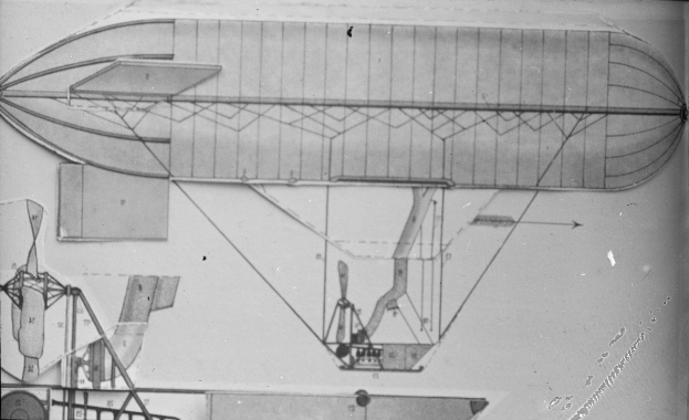 Eine detaillierte Schwarz-Weiß-Zeichnung eines Luftschiffs auf einem Blatt Papier, das seine Flügelspannweite, Propeller und andere Merkmale zeigt.