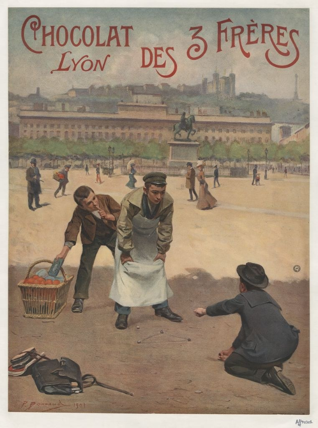 Plakat für "Chocolat des 3 Freres Lyon" mit einer Obstschale vor Gebäuden, Bäumen, einer Statue und einem blauen Himmel.