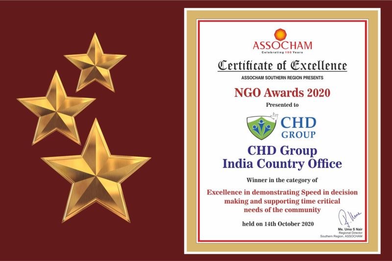 Auszeichnung für den NGO Award 2020 mit dem Text "Chd Group India Country Office" und einem Schild-Logo mit einem zentralen Stern und Lorbeerkranz, hervorgehoben durch drei Sterne auf der linken Seite.