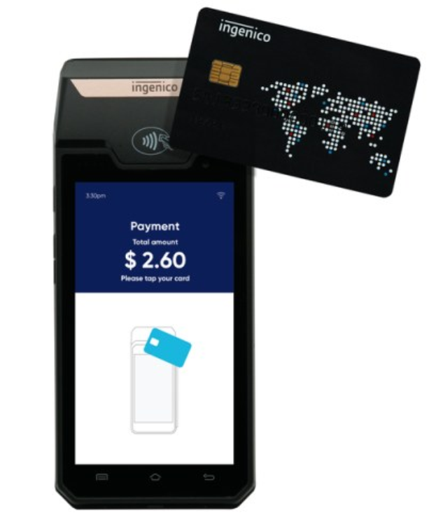 Mobiltelefon mit einer Kreditkarte neben sich, das die Ingenico-Mobilzahlungssystem-Schnittstelle anzeigt.