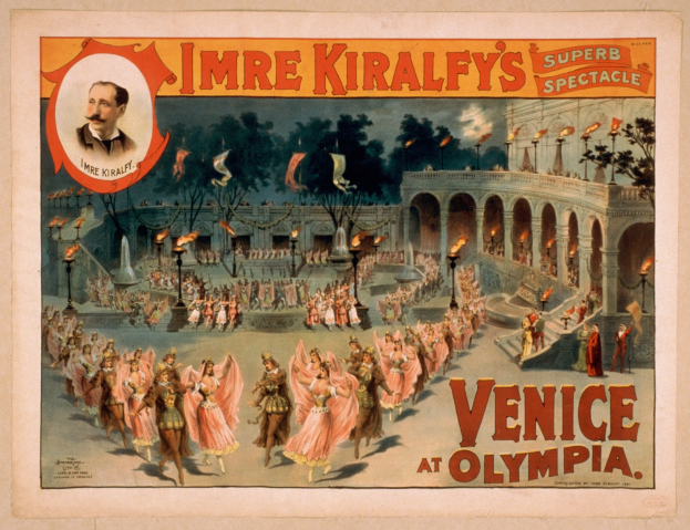 Plakat für Imre Kiralfys Super-Spektakel in Venedig, das kostümierte Darsteller vor einem gebogenen und säulenartigen Gebäude mit Laternenmasten und Bäumen im Hintergrund zeigt.