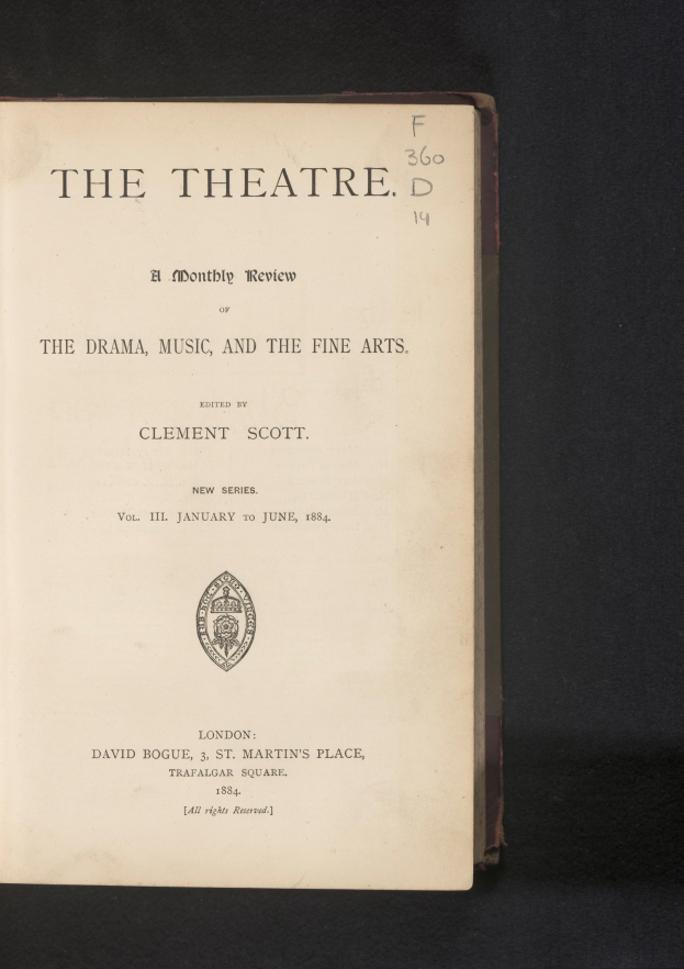 Ein aufgeschlagenes Buch mit dem Titel "The Theatre: A Monthly Review of the Drama, Music, and the Fine Arts" und Text sowie einem Logo auf der Seite.