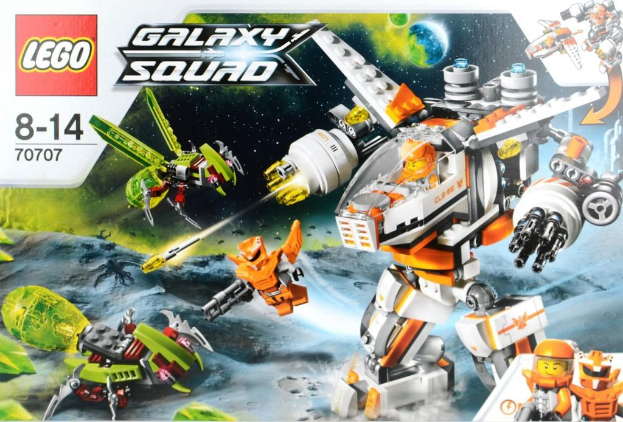 Plakat mit einem von animierten Personen bedienten Roboter, mit künstlichen Vögeln, die zwischen Planeten, Boden und einem sternenklaren Himmel fliegen, einschließlich Wasserzeichen, Zahlen und Text.